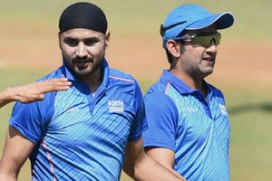 క‌ర‌ప‌త్రాల‌ గొడవ: అలాంటి నీచ వ్యాఖ్యలు చేయడు: గంభీర్‌కు భజ్జీ మద్దతు