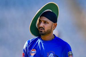 కాకతీయ హోటల్‌పై హర్భజన్‌ అసంతృప్తి.. ఫన్నీగా నెటిజన్ల కామెంట్లు