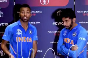 స్టడీ హ్యాండ్‌ చాలెంజ్‌ ఓడిపోయిన పాండ్యా, బుమ్రా (వీడియో)