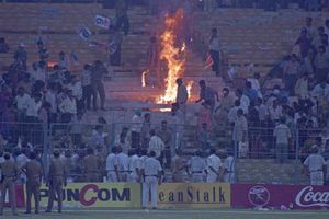 వరల్డ్‌కప్: ఈడెన్‌లో బాటిల్స్‌ విసిరి, స్టాండ్స్‌కు నిప్పుపెట్టిన వేళ (వీడియో)