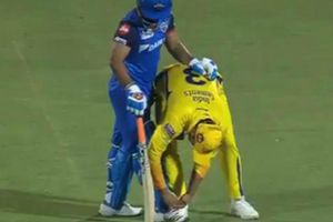 అప్పుడు అడ్డుకున్నా.. ఇప్పుడు షూలేస్‌ కట్టాడు