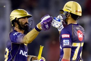 MI vs KKR: ముంబై ఫీల్డింగ్, కోల్‌కతా ఓడి... సన్‌రైజర్స్ ప్లేఆఫ్‌కు చేరేనా?