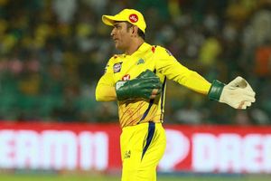 విజయ్‌పై ఆగ్రహం: ఫ్యాన్స్‌కు కొత్త ధోనీని పరిచయం చేసిన 12వ సీజన్ (వీడియో)