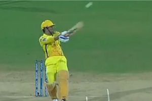 డివిలియర్స్ నుంచి ధోని వరకు: ఒంటి చేత్తో సిక్స బాదారిలా!(వీడియో)