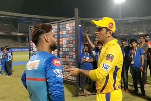 చెన్నై విజయం తర్వాత పంత్‌కు కీపింగ్ పాఠాలు చెప్పిన ధోని (వీడియో)