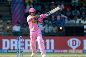 పరాగ్‌ ఒంటరి పోరాటం.. ఢిల్లీకి స్వల్ప లక్ష్యం