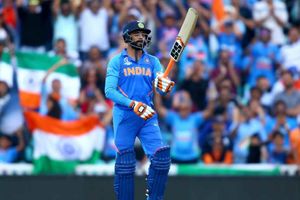 చెత్త డ్యాన్సర్ ధోని, జిమ్ ఫ్రీక్ కోహ్లీ: సహచర ఆటగాళ్లపై జడేజా సంచలనం