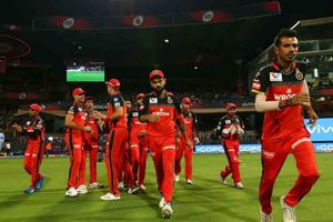 టాస్ గెలిచి బౌలింగ్ ఎంచుకున్న బెంగళూరు