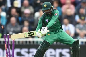 బంతికి బదులుగా స్టంప్స్‌ను బాదిన పాక్ క్రికెటర్‌ (వీడియో)