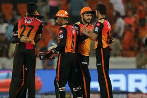 లక్కీ అంటే సన్‌రైజర్స్‌దే!: కోల్‌కతా ఓటమితో 12 పాయింట్లతోనే ప్లేఆఫ్‌కు