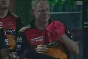 ఎలిమినేటర్ మ్యాచ్‌లో సన్‌రైజర్స్ ఓటమి.. కన్నీళ్లు పెట్టుకున్న కోచ్‌