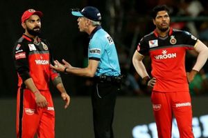 నోబాల్‌ గొడవ.. డోర్‌ పగలగొట్టిన అంపైర్‌