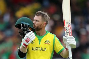 వార్నర్‌ సెంచరీ.. భారీ స్కోర్ దిశగా ఆస్ట్రేలియా