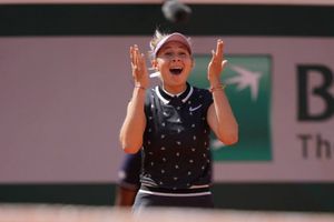 డిఫెండింగ్‌ చాంపియన్‌ హలెప్‌కు షాక్‌.. సెమీస్‌లో జకోవిచ్‌