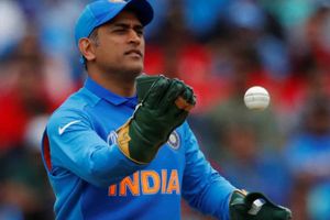 బలిదాన్ చిహ్నం లేదు: ఆసీస్‌తో మ్యాచ్‌లో ధోని కొత్త గ్లోవ్స్