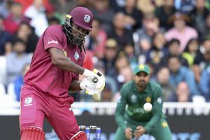 మరో 6 పరుగులు చేస్తే.. ఆ రికార్డు క్రిస్‌ గేల్‌దే!!