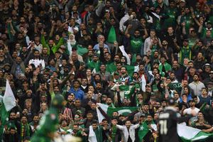 పాక్ సెమీస్ ఆశలు సజీవం: బాబర్ ఆజాం, షాహీన్ అఫ్రిదిలపై ప్రశంసల వర్షం