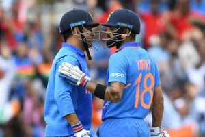 ధోనీ సిక్స‌ర్‌.. కోహ్లీ ఆశ్చర్యం (వీడియో)