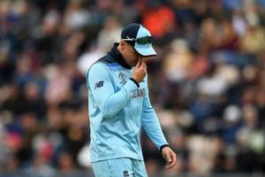 విండిస్‌తో మ్యాచ్: ఇంగ్లాండ్ షాక్, గాయంతో మైదానాన్ని వీడిన జేసన్ రాయ్‌