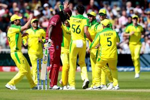 అంఫైరింగ్ తప్పిదానికి క్రిస్ గేల్ బలి: సోషల్ మీడియాలో నెటిజన్ల ట్రోలింగ్