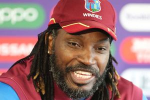 'యూనివర్స్ బాస్' క్రిస్ గేల్‌ ఎప్పుడూ సంచలనమే.. ఎక్కడున్నా ఎంటర్‌టైన్‌మెంటే