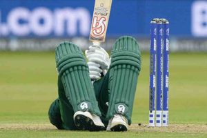 క్రీజులో ప‌ల్టీ కొట్టిన‌ ఈ బ్యాట్స్‌మెన్ ఎవ‌రో చెప్పుకోగ‌ల‌రా?