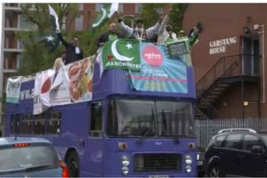 హై ఓల్టేజ్ మ్యాచ్‌కి సర్వం సిద్ధం: ఓపెన్ టాప్ జీప్‌లో పాక్ ఫ్యాన్స్ హంగామా (వీడియో)