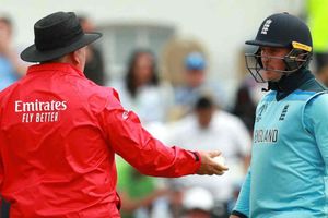 అంఫైర్‌తో వాగ్వాదం: జోఫ్రా, రాయ్‌లకు జరిమానా.. పాక్ కెప్టెన్‌కు కూడా!