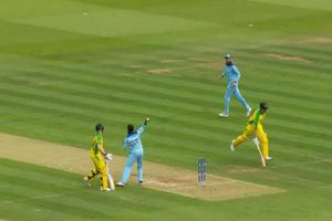 చూసుకునే పని లేదా?: స్టోయినిస్ రనౌట్‌పై స్మిత్ అసహనం (వీడియో)