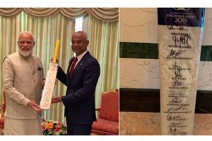 క్రికెట్ అనుబంధం: మాల్దీవులు అధ్యక్షుడికి క్రికెట్ బ్యాట్‌ను గిప్ట్‌గా ఇచ్చిన ప్రధాని