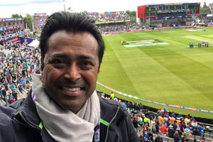 ఓల్డ్ ట్రాఫొర్డ్ స్టాండ్స్‌లో లెజెండ‌రీ టెన్నిస్ ప్లేయ‌ర్‌!