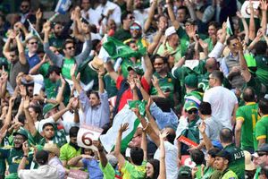 దక్షిణాఫ్రికాపై పాకిస్తాన్‌ విజయం.. పాక్ ఫాన్స్ సంబరాలు