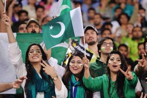 దేవుడా! ఇంగ్లాండ్‌పై భారత్ గెలవాలంటూ పాక్ అభిమానులు పూజలు