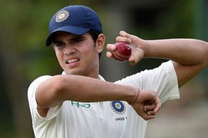 వీడియో: అర్జున్ టెండుల్క‌ర్ బ్రిలియంట్ బౌలింగ్‌: గాల్లోకి ఎగిరిన స్టంప్స్‌!