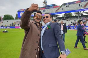 అనుకోని అతిథి: మాంఛెస్ట‌ర్ స్టేడియంలో బాలీవుడ్ స్టార్ సంద‌డి: బ‌యోపిక్ కోస‌మ‌ట‌!