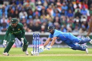 రోహిత్ సెంచరీ.. విరాట్ సరసన రోహిత్