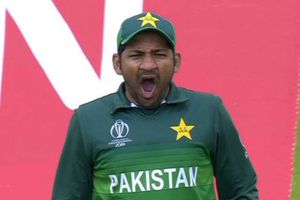 అరె మియా! వీడికి గ‌రం గ‌రం చాయ్ చెప్పండ్రా! పాక్ కేప్టెన్ ఆవ‌లింత‌ల‌పై జోకుల ఫిరంగులు!