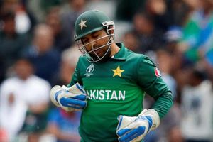 అక్తర్‌ ఘాటు వ్యాఖ్యలు.. సర్ఫరాజ్‌ 'బ్రెయిన్‌లెస్‌ కెప్టెన్'