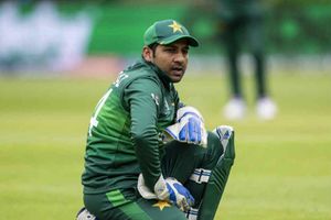 పాక్ కెప్టెన్‌ను 'మోటా' అంటూ ఎగతాళి చేసిన అభిమాని (వీడియో)