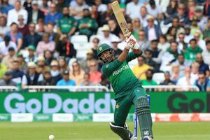 ఎనిమిదో స్థానంలో బ్యాటింగ్‌.. హిట్టింగ్‌ చేయలేక సర్ఫరాజ్‌ భయపడ్డాడా?