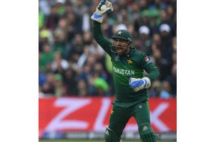 స‌ర్ఫ‌రాజ్ సూప‌ర్‌ క్యాచ్‌.. పాక్ ఫాన్స్ ఫిదా