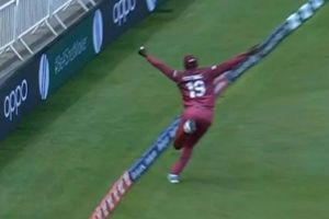 దూరం నుంచి పరిగెత్తుకు వచ్చి షెల్డన్ కాట్రెల్ కళ్లు చెదిరే క్యాచ్ (వీడియో)