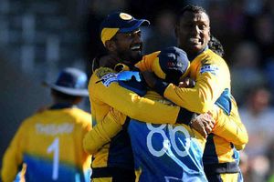 ఇంగ్లాండ్‌కు షాకిచ్చిన శ్రీలంక: 20 పరుగుల తేడాతో విజయం