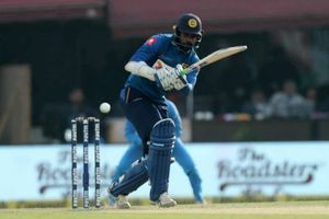 ఇంగ్లాండ్‌తో మ్యాచ్: మూడు పరుగులకే రెండు వికెట్లు కోల్పోయిన శ్రీలంక