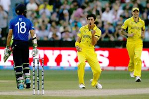 స్టార్క్‌ను ఎగ‌తాళి చేసిన ఇంగ్లండ్ అభిమానులు: ఆ కోపాన్ని ఆట‌గాళ్ల‌పై చూపాడా?