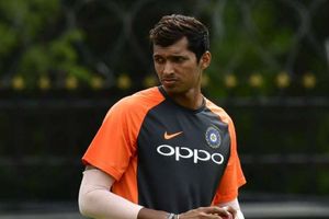 న‌వ్‌దీప్ షైనికి పిలుపు: హుటాహుటిన ఇంగ్లండ్ వెళ్లిన పేస్ బౌల‌ర్‌