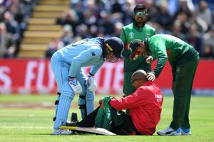 ఫోటోలు: సెంచరీ చేసే క్రమంలో అంఫైర్‌ను కింద పడేసిన జేసన్ రాయ్