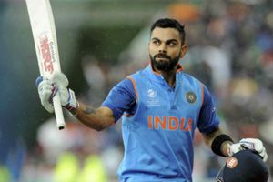 కోహ్లీ హాఫ్ సెంచరీ.. పాండ్యా, ధోనీ ఔట్