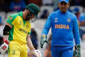 వరల్డ్‌కప్‌లో ఐదోసారి: బంతి తాకినా బెయిల్స్ మాత్రం పడటం లేదు (వీడియో)