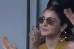 ఫోర్ కొట్టిన తరువాత అంపైర్ ఎలా సిగ్నల్ ఇస్తాడు? అనూష్క శ‌ర్మ అమాయ‌క‌త్వం..ఆడుకుంటున్న నెటిజ‌నం!